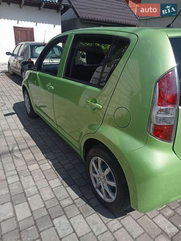 Хэтчбек Daihatsu Sirion 2005 в Ровно