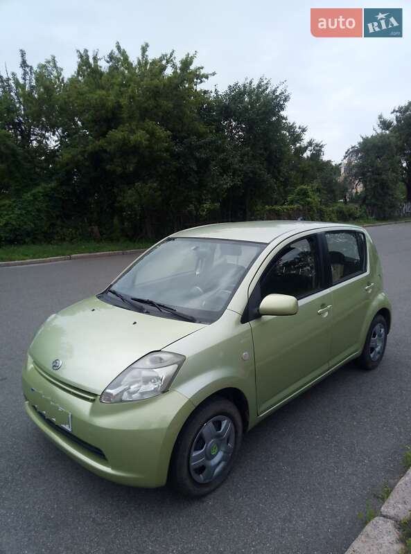 Хэтчбек Daihatsu Sirion 2006 в 