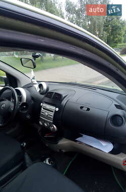 Хэтчбек Daihatsu Sirion 2006 в 