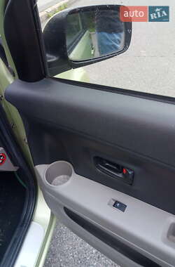 Хэтчбек Daihatsu Sirion 2006 в 