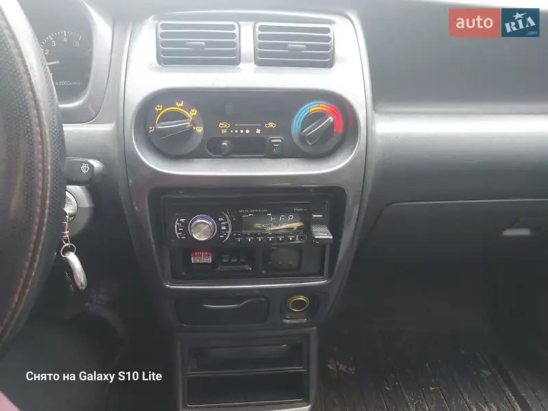 Хэтчбек Daihatsu Sirion 2000 в 