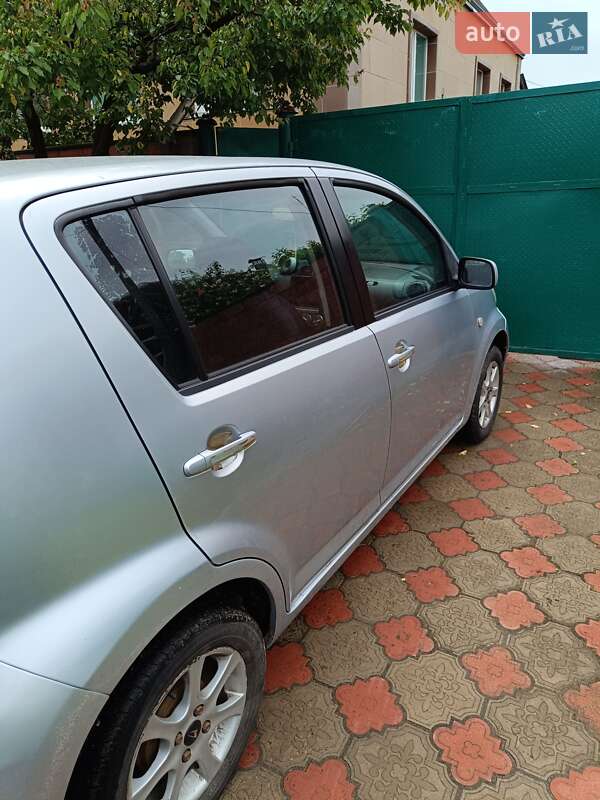 Хетчбек Daihatsu Sirion 2005 в Чугуєві
