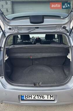 Хэтчбек Daihatsu Sirion 2006 в 