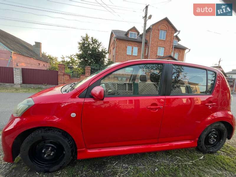 Хэтчбек Daihatsu Sirion 2006 в Гайсине