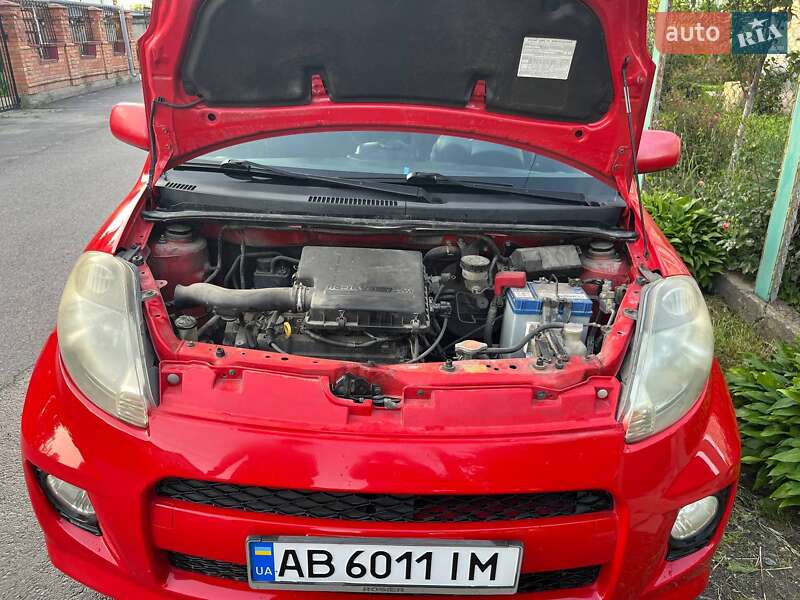 Хэтчбек Daihatsu Sirion 2006 в Гайсине