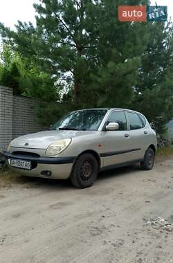 Хэтчбек Daihatsu Sirion 2000 в 