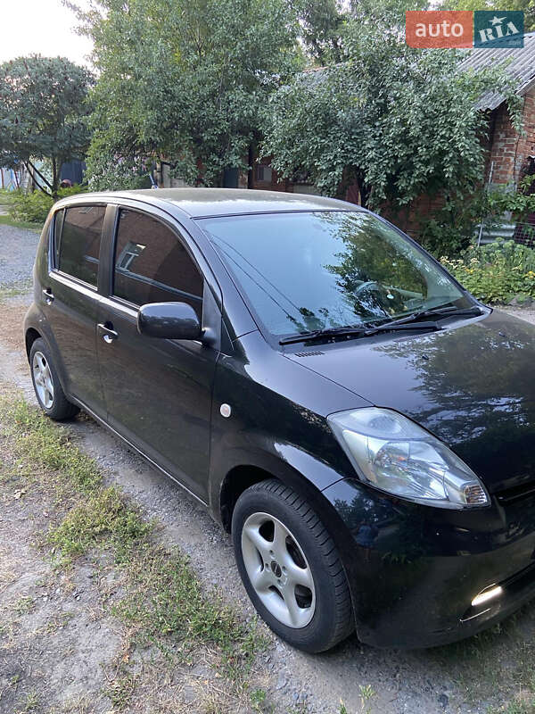 Хэтчбек Daihatsu Sirion 2007 в 