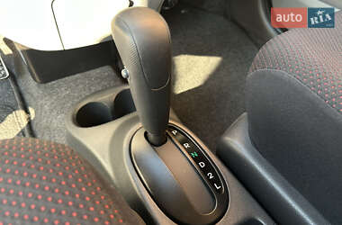 Хэтчбек Daihatsu Sirion 2006 в 