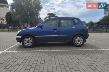 Хэтчбек Daihatsu Sirion 1999 в 