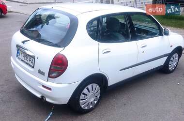 Хэтчбек Daihatsu Sirion 2001 в 
