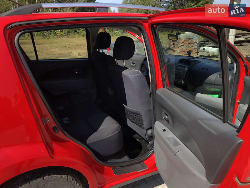 Хэтчбек Daihatsu Sirion 2010 в Ровно