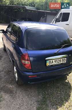 Хэтчбек Daihatsu Sirion 2001 в 