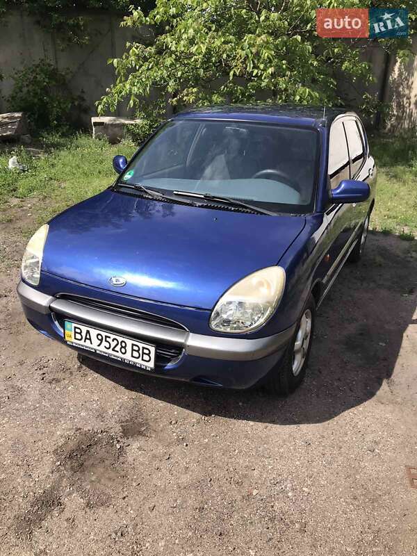 Хэтчбек Daihatsu Sirion 2001 в 