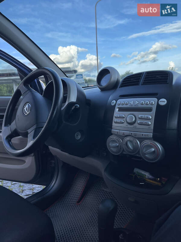 Хэтчбек Daihatsu Sirion 2005 в Хмельницком