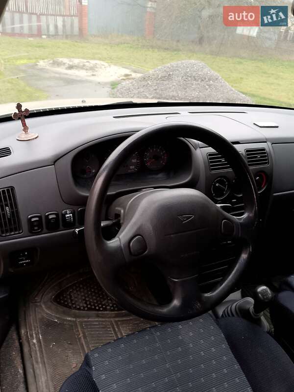 Хэтчбек Daihatsu Sirion 2003 в Киеве