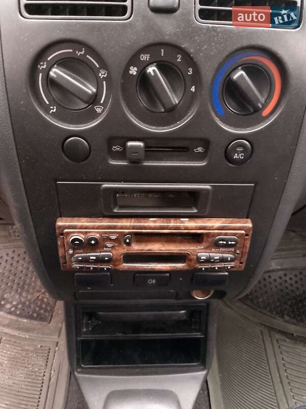 Хэтчбек Daihatsu Sirion 2003 в Киеве