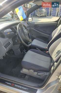 Микровэн Daihatsu YRV 2002 в 