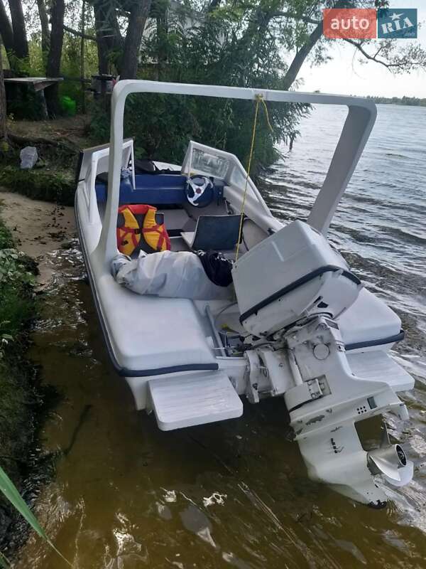 Човен Дельта Дельта 1980 в Кременчуці