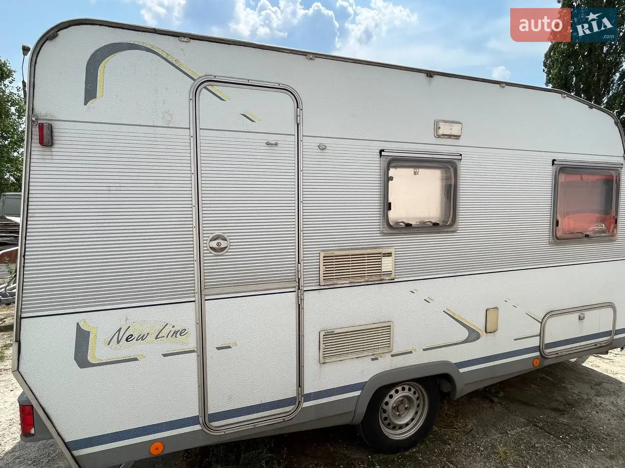 Dethleffs "Line" 1998 року
Пригнаний з Німеччини, розмитнений, стан відмінний. Все ПРАЦЮЄ!!! Розрахований на 4 людини. Є душ, туалет, ГАЗ опалення конвектор. Холодильник 12-220 Вт від газу. Плита на три комфорки, умивальник, москитні сітки, газовий балон. Бак на 80 літрів води. Будиночок теплий та затишний з гарним інтерьєром. БЕЗ сторонніх запахів!!!