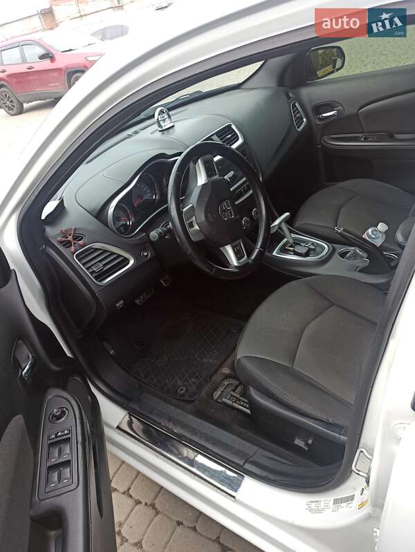 Седан Dodge Avenger 2013 в Львове