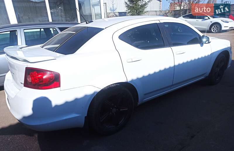 Седан Dodge Avenger 2013 в Львове