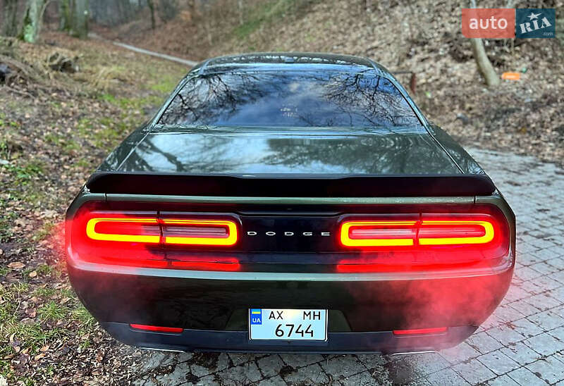 Купе Dodge Challenger 2015 в Львове
