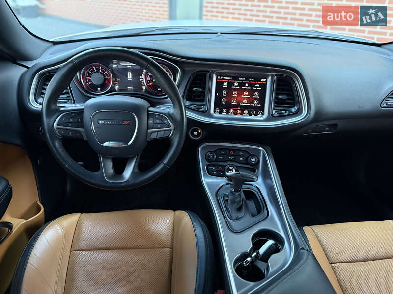 Купе Dodge Challenger 2018 в Львові