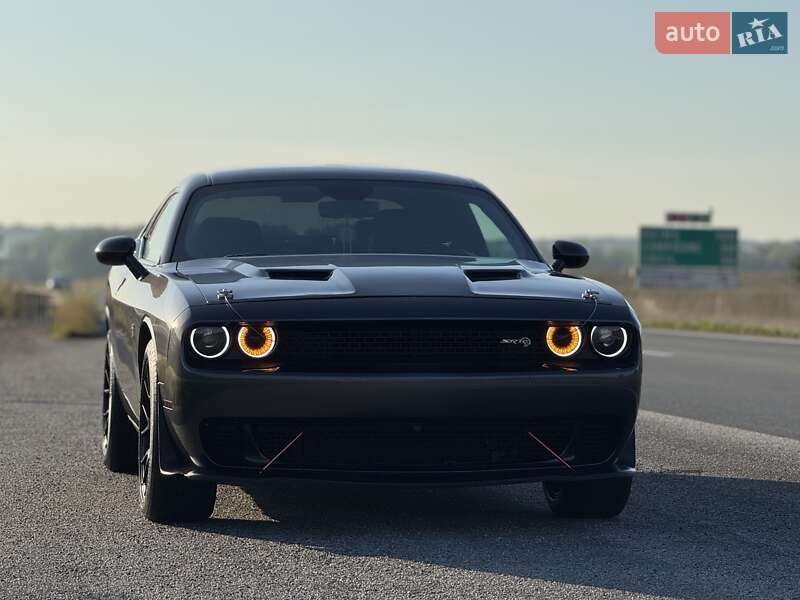 Купе Dodge Challenger 2016 в Львові