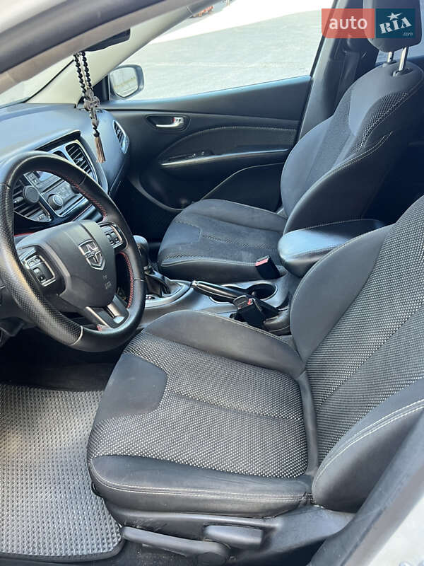 Седан Dodge Dart 2016 в Вишневом фото 18 Седан Dodge Dart 2016 в Вишневом