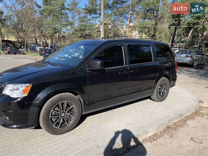 Минивэн Dodge Grand Caravan 2016 в Вишневом фото 2 Минивэн Dodge Grand Caravan 2016 в Вишневом