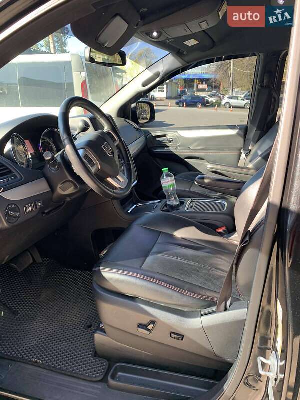 Минивэн Dodge Grand Caravan 2016 в Вишневом фото 11 Минивэн Dodge Grand Caravan 2016 в Вишневом