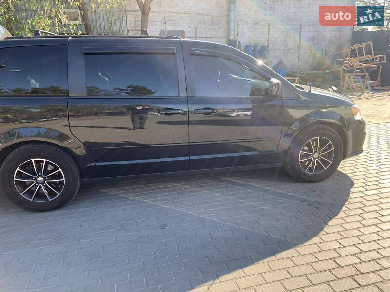 Минивэн Dodge Grand Caravan 2016 в Вишневом фото 15 Минивэн Dodge Grand Caravan 2016 в Вишневом