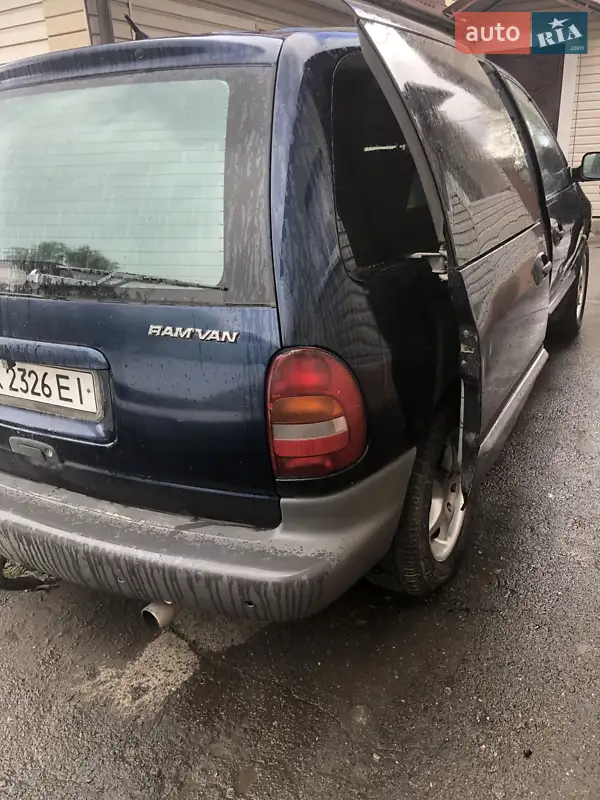 Dodge Ram Van 2000