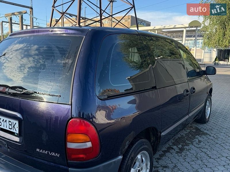Мінівен Dodge Ram Van 1998 в Чернівцях