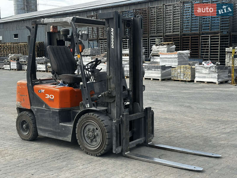 Вилочный погрузчик Doosan D 30C 2016 в Киеве