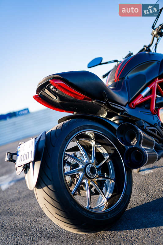 Мотоцикл Спорт-туризм Ducati Diavel 1200 Carbon 2014 в Львове