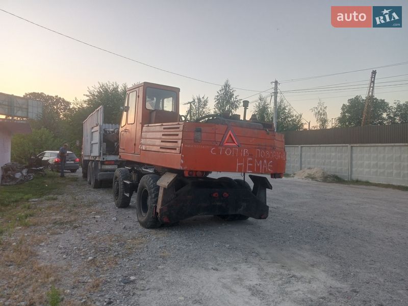Экскаватор погрузчик ЭО 3323 1994 в Кременчуге