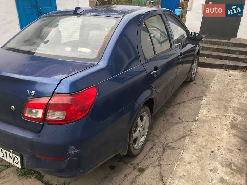 Седан FAW V5 2013 в Згуровке