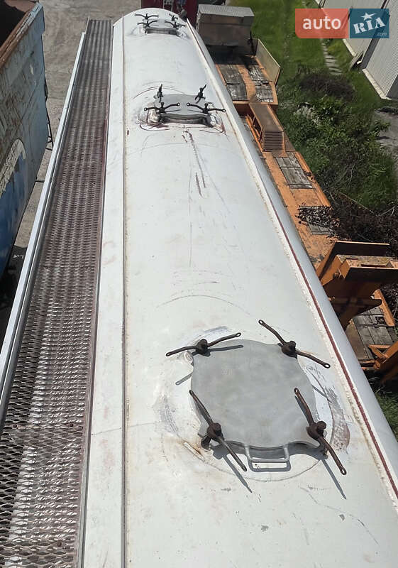 Цистерна полуприцеп Feldbinder EUT 1989 в Львове