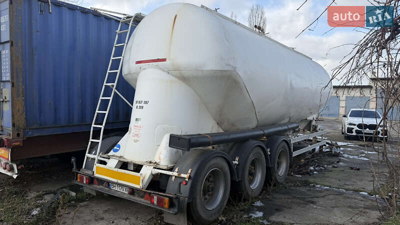 Цистерна полуприцеп Feldbinder EUT 1980 в Измаиле