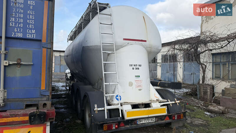 Цистерна полуприцеп Feldbinder EUT 1980 в Измаиле