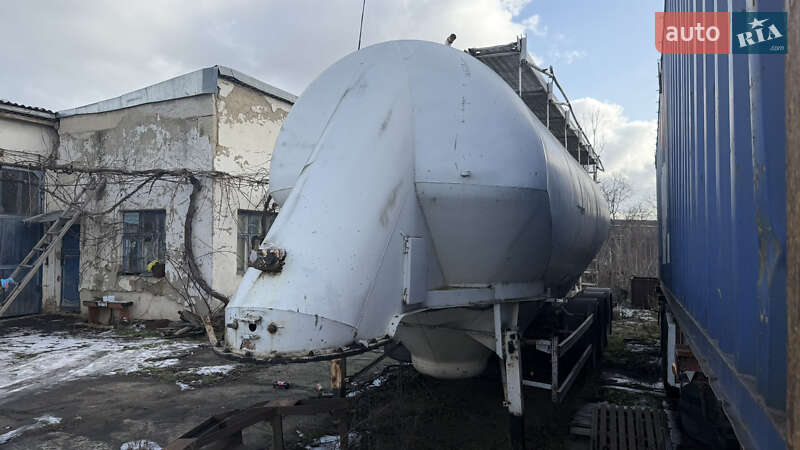 Цистерна полуприцеп Feldbinder EUT 1980 в Измаиле