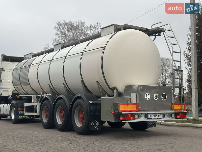 Цистерна напівпричіп Feldbinder TSA 2004 в Дубні