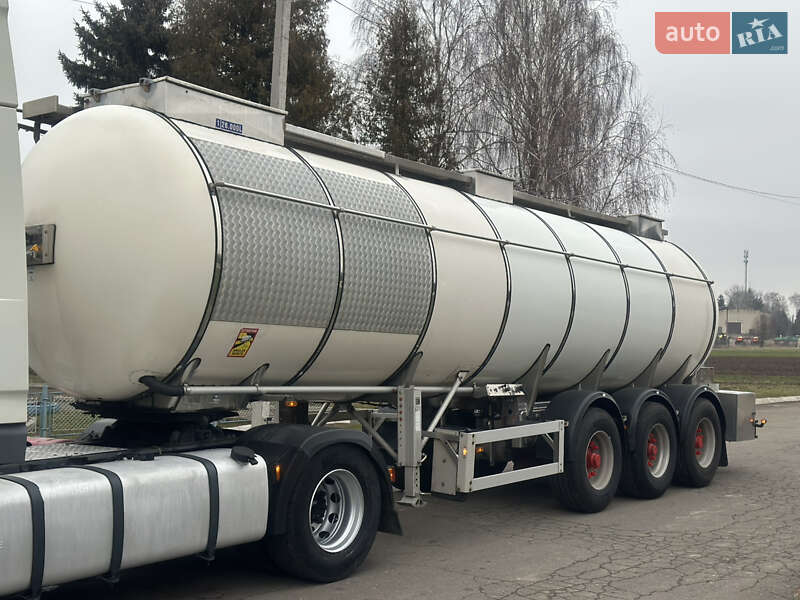 Цистерна напівпричіп Feldbinder TSA 2004 в Дубні
