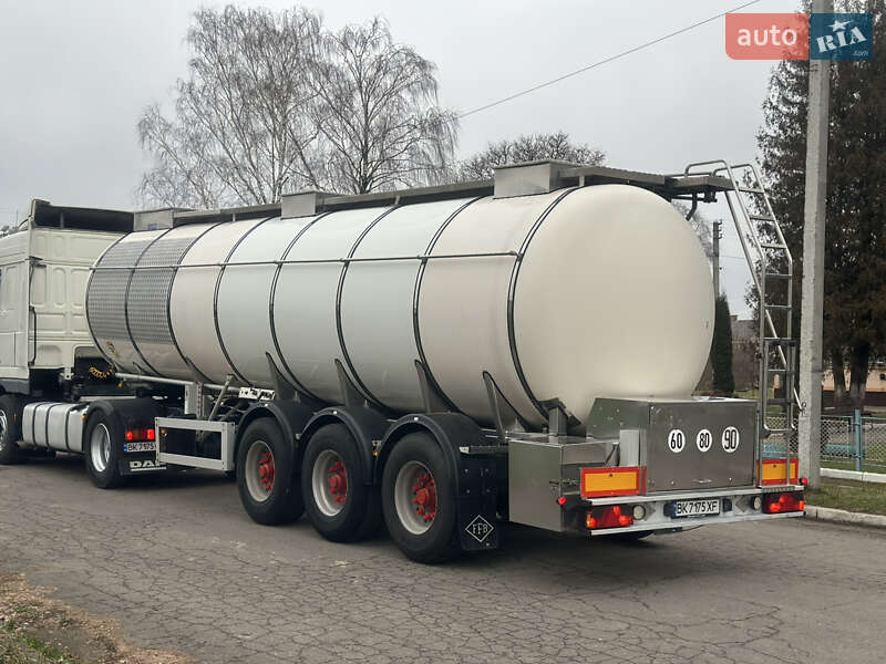 Цистерна напівпричіп Feldbinder TSA 2004 в Дубні