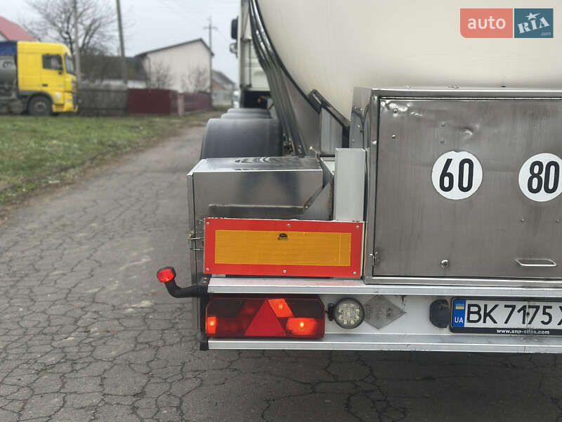 Цистерна напівпричіп Feldbinder TSA 2004 в Дубні