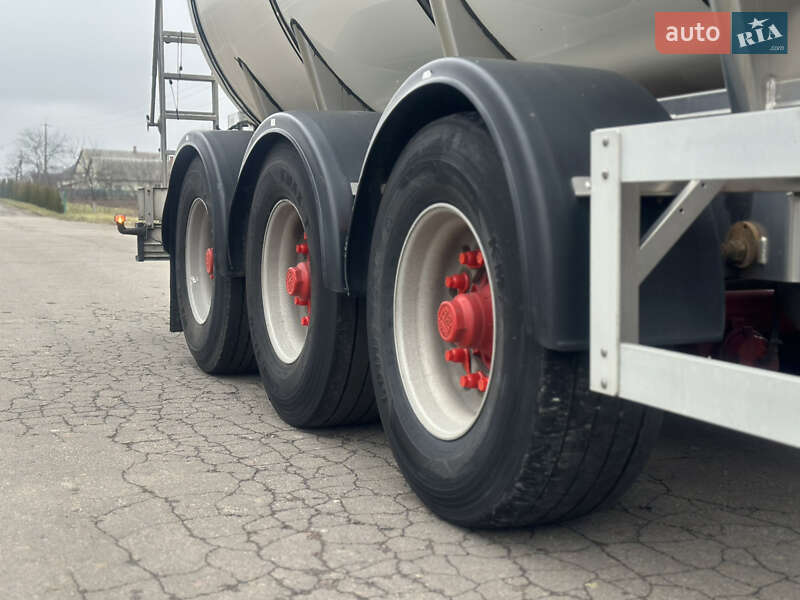 Цистерна напівпричіп Feldbinder TSA 2004 в Дубні