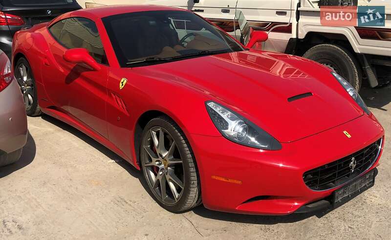 Кабриолет Ferrari California 2010 в Киеве