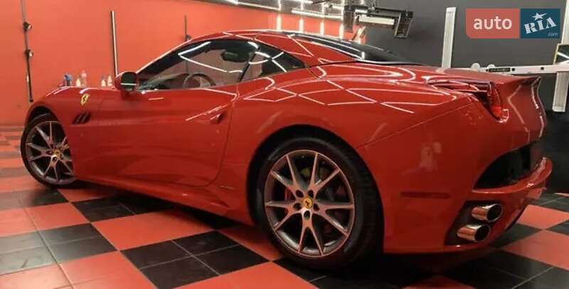 Кабриолет Ferrari California 2010 в Киеве