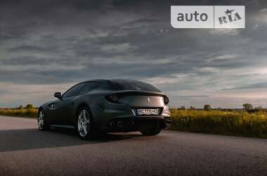 Хетчбек Ferrari FF 2013 в 